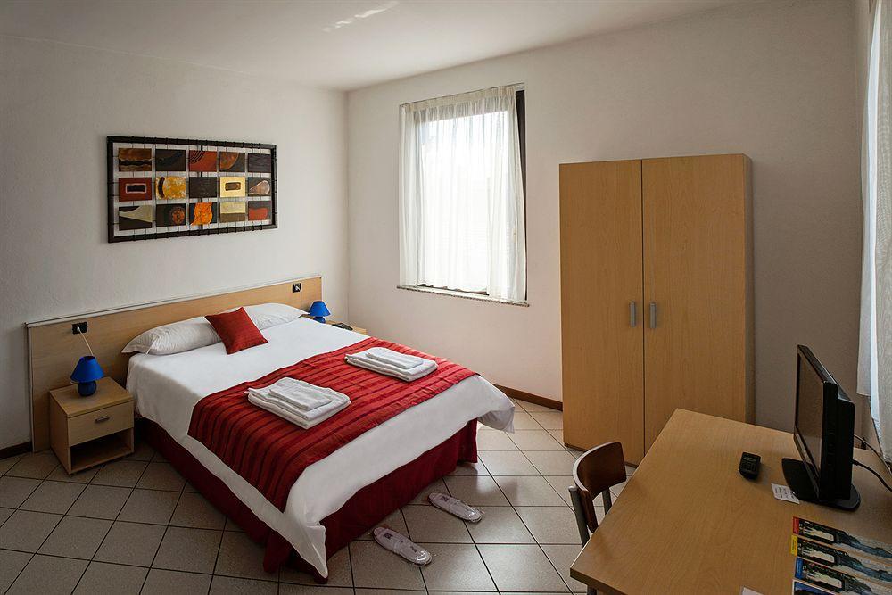 Hotel Michelangelo Arona Buitenkant foto